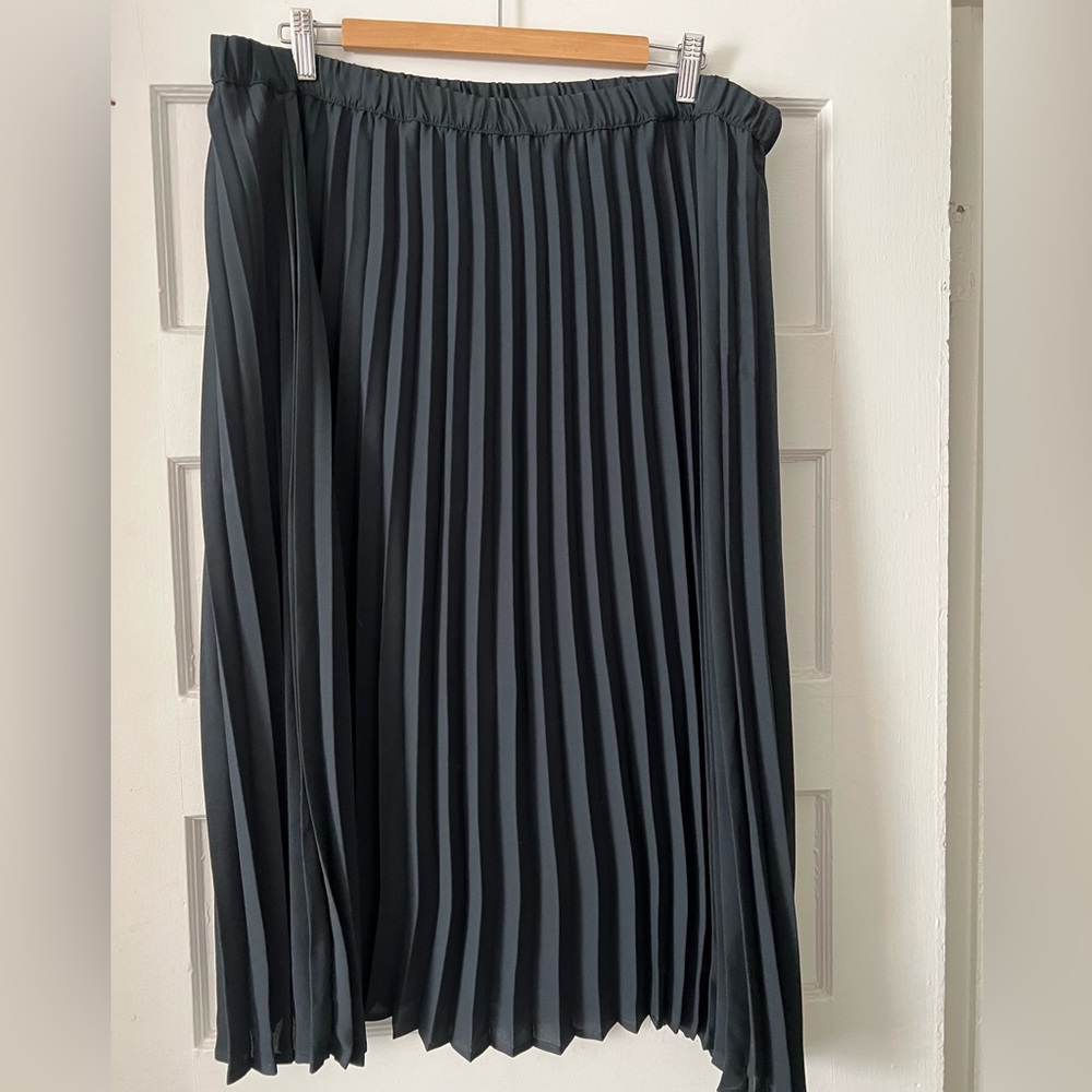 Ava & Viv black pleated skirt, 2x